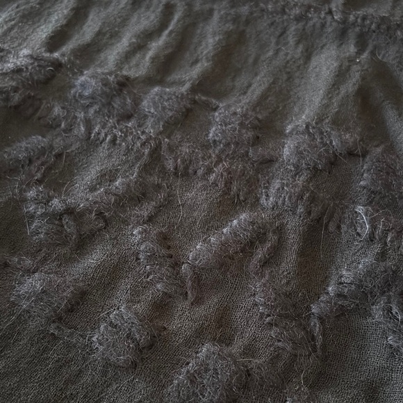 BNWOT 100% Wool Elegant Black Fringed Embroidered Scarf by OSKA - Picture 2 of 9